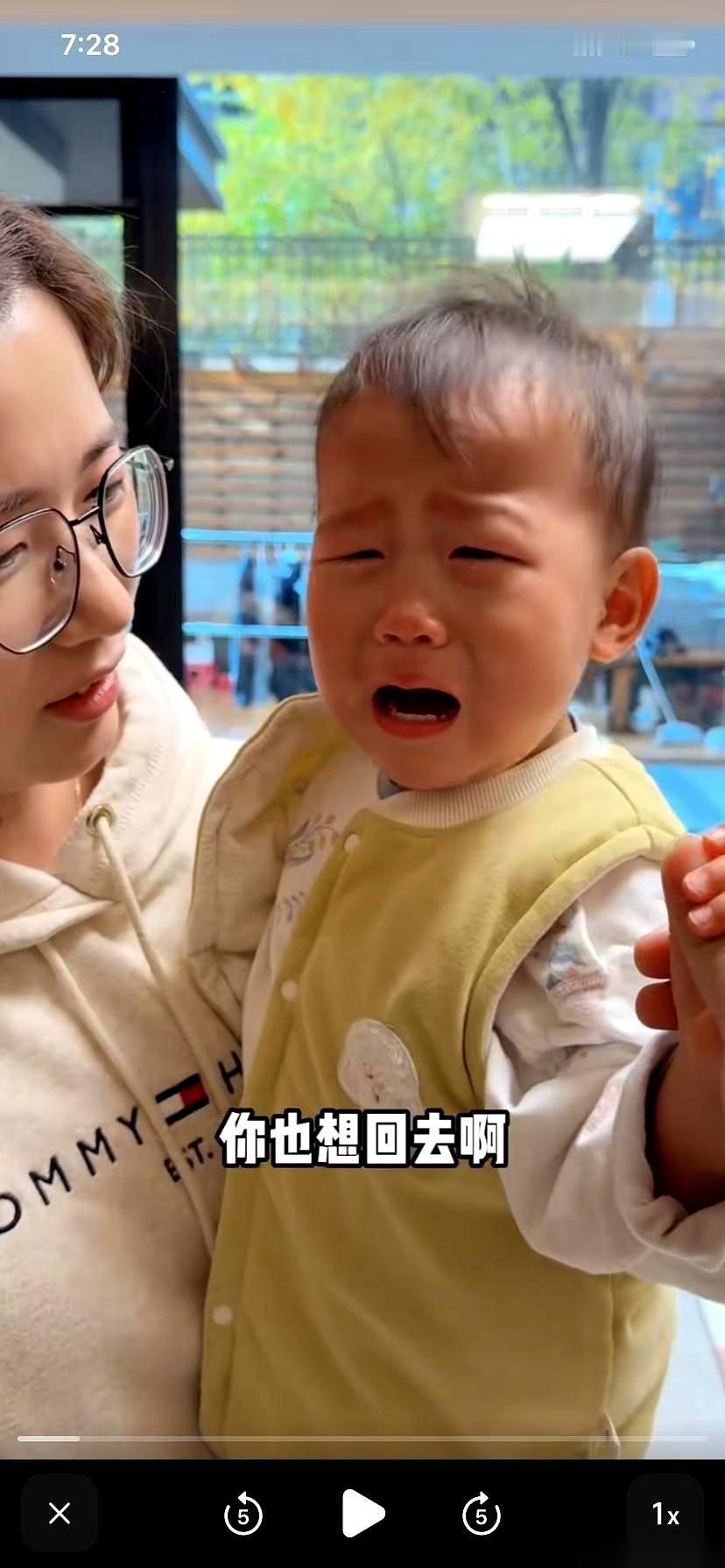 刷到个视频，一个小姑娘哭得撕心裂肺。爸妈要回老家看望刚出院的姥爷，决定不带她，