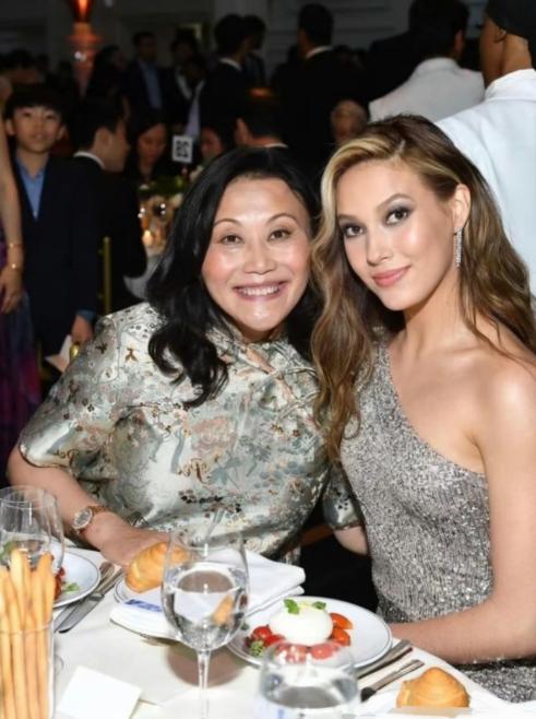 谷爱凌妈妈：“我告诉爱凌不要做完人，因为根本不存在。爱凌有时候自己说，爸爸是哈佛