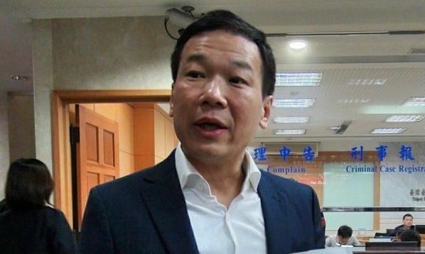 钟小平继续在绿媒挑衅小草，民众党党公职及支持厌恶到极点，朱立伦应当出手了！柯文