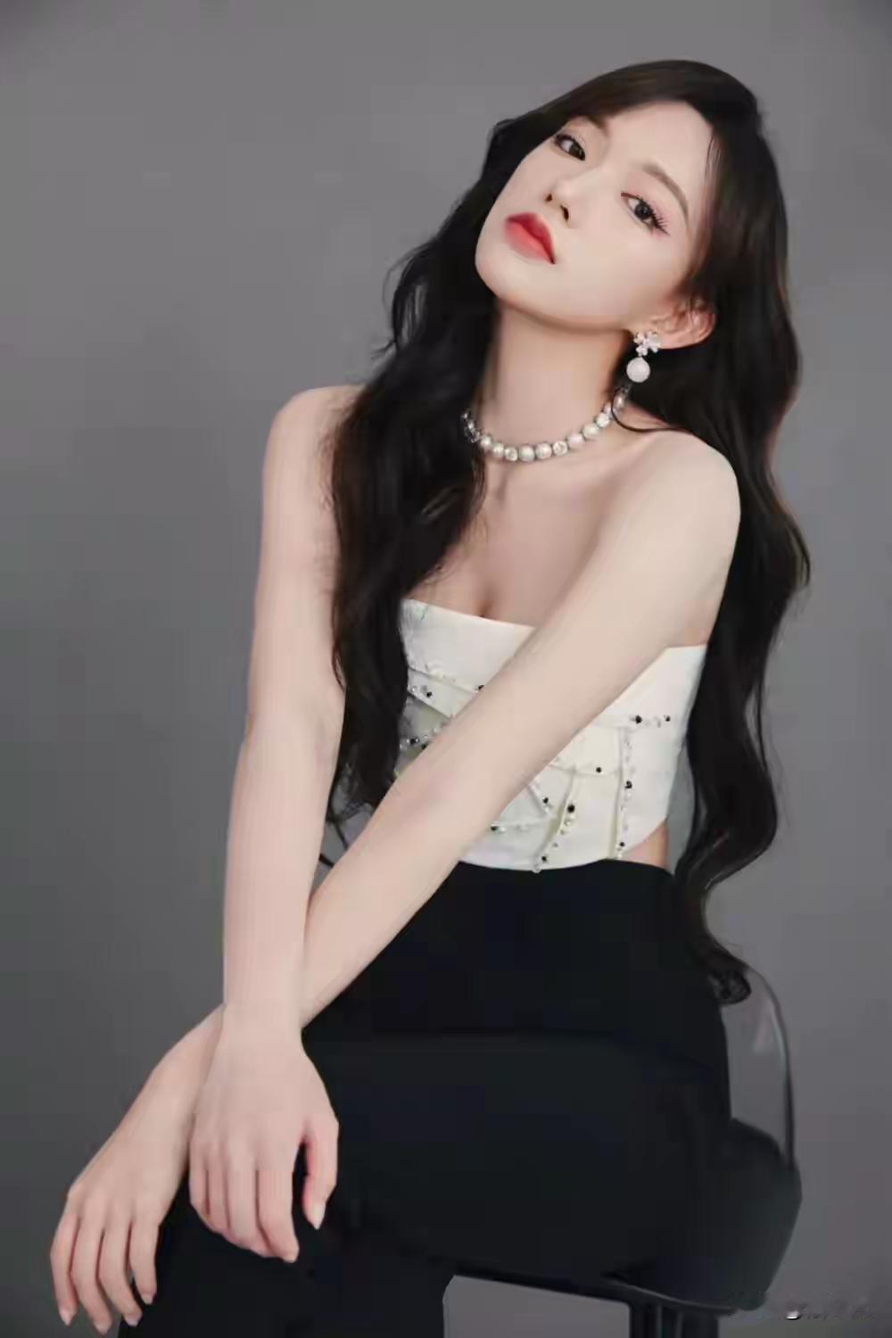 优雅黑发，珍珠项链，黑白穿搭，气质迷人什么样的穿搭可以成为气质女神?女生应该怎