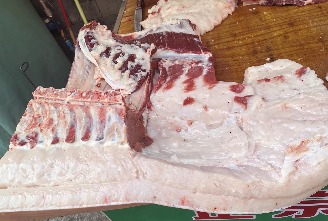 这么肥膘的肉是土猪肉吗？我也不知道，在我的认知里，土猪肉至少是用非饲料且熟食饲养