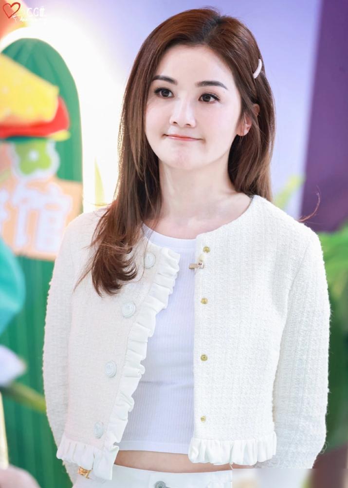 你刚往脸上砸了几千块打除皱针，摸着还在隐隐作痛的法令纹叹气。再看一眼43岁的蔡卓