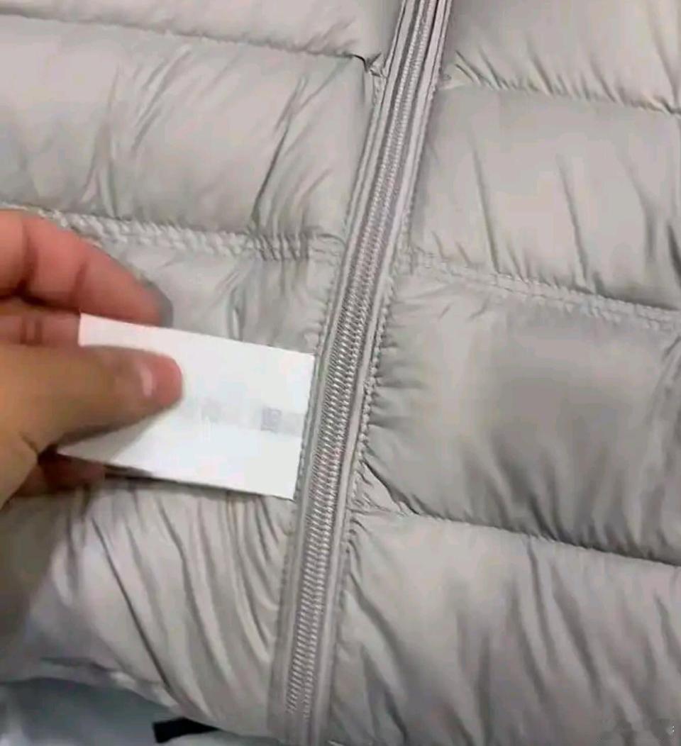 女装都给商家逼成什么样了？这样的标签，真的有必要留吗，留了会不会被顾客骂呀