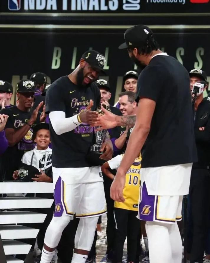 曝詹姆斯突然改变想法根据NBA记者的报道本来詹姆斯将会在今天或者明天公布自己