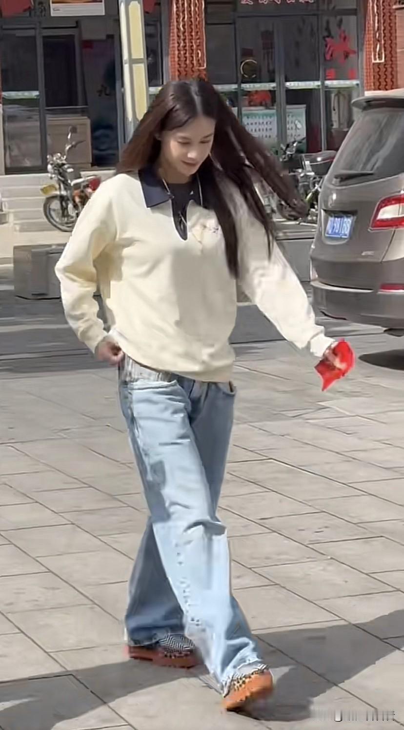 有网友在南安遇到黄圣依，看这装扮像不像她十几岁演的一部偶像剧里的样子，忘记那部剧