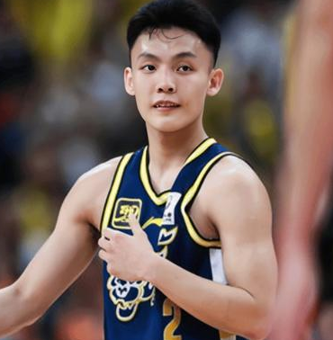 徐杰19分，广东全运会男篮轻取山东男篮。全运会男篮成年组小组赛，东道主广东和山东