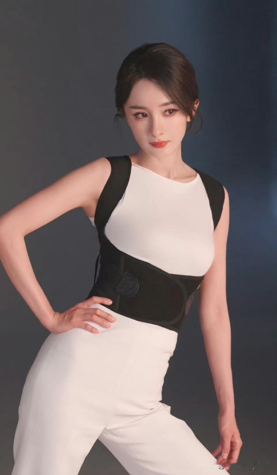 幂姐这两套瑜伽服造型真是帅炸了！这身材管理太顶了，线条绝了，穿上瑜伽服简直就是