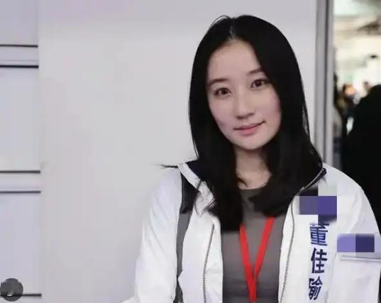 郑丽文率国民党14人代表团访陆，团队里最受关注的莫过于30岁的国际事务部主任董佳