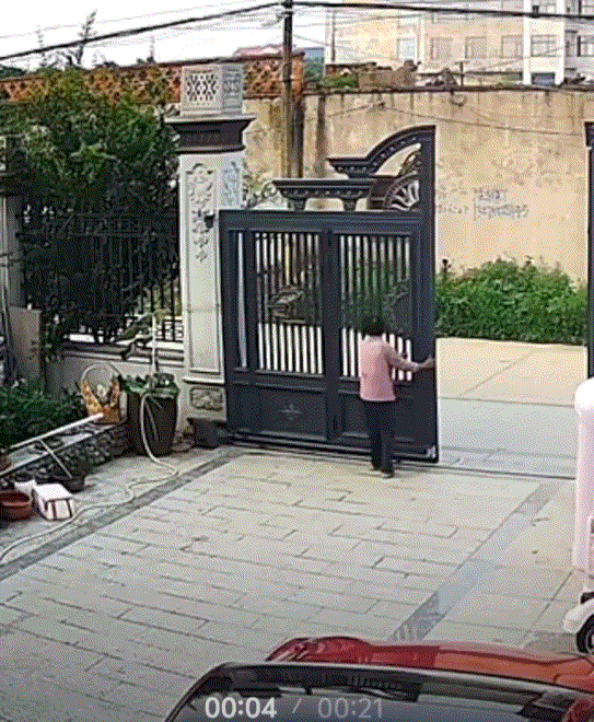 安徽，一老人在自家门口走动时，这门前几百斤重的大门突然倒塌，正巧压住走到门前的老