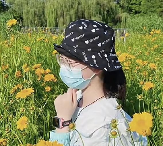 这就是让朱女士不要再装睡的女儿在朱女士以前的生活视频里，记录着和孩子的点点滴滴