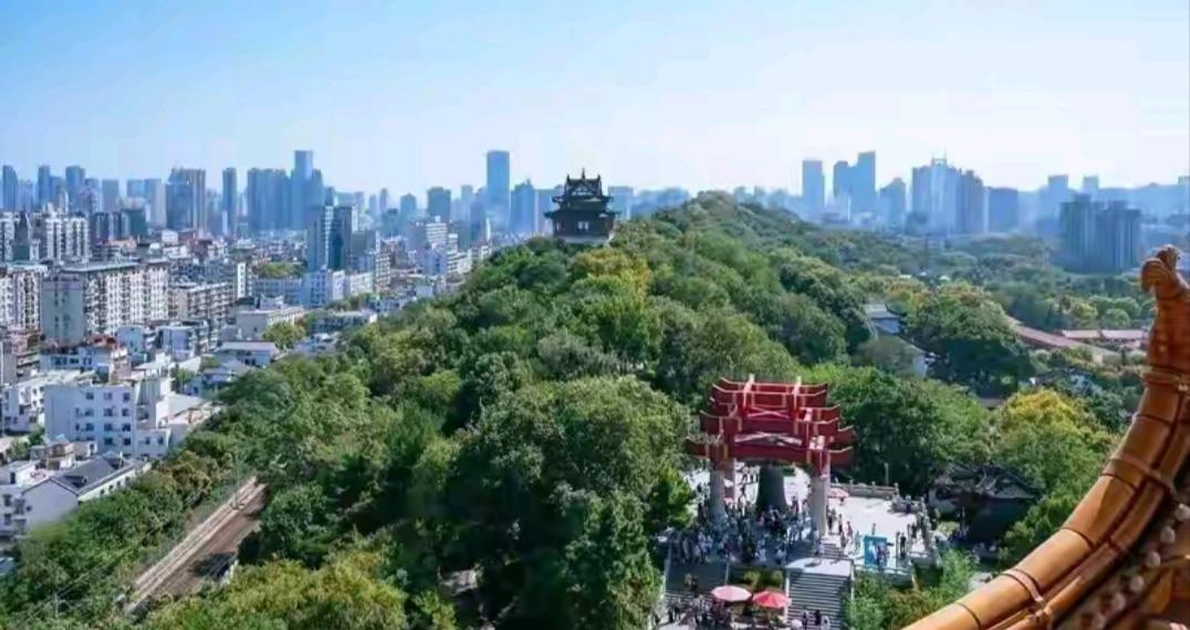 鄂州靠近武汉,除了交通便利,它自身有什么独特的地方呢?众所周知,鄂州因其与武汉