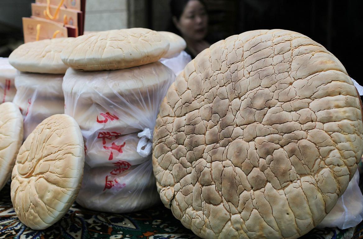 2023年3月成都一个卖锅盔的老板，一个研究生每次来都只买一个饼，不加馅。老板