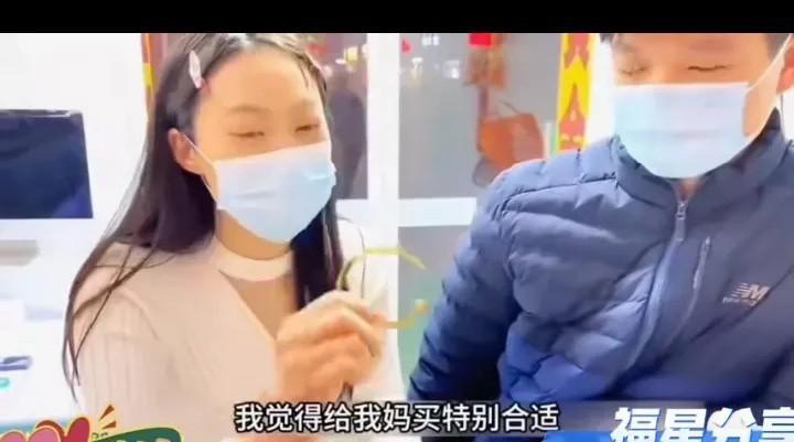 男子全程没有说一句话，就这么静静地看着女子在金店里挑挑拣拣，心里却像在翻江倒海。