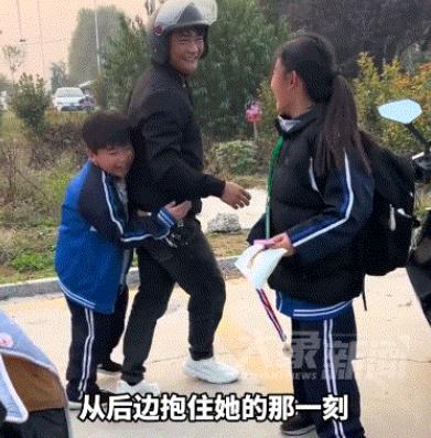 看泪目了，安徽亳州，一在外出打工的爸爸瞒着女儿回家，并在女儿放学时，和妈妈一同前