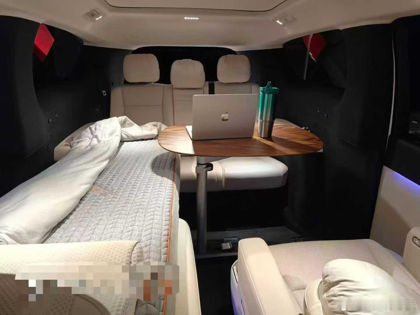 这台理想MEGA布置的很有意思，午休加办公全搞定。