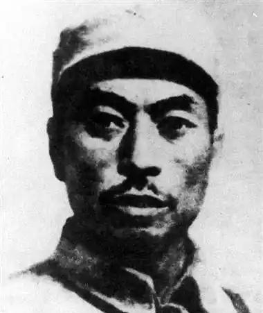 杨靖宇遇害当晚，叛徒们摆了庆功宴，请客的是张奚若。他亲手打死杨靖宇，日本人赏了3