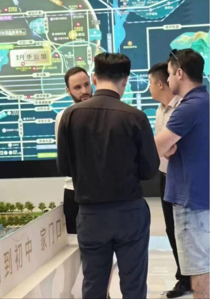 炒房客说外资来国内大量的买房抄底，这个就更是忽悠人了。因为大家想想。老外对房
