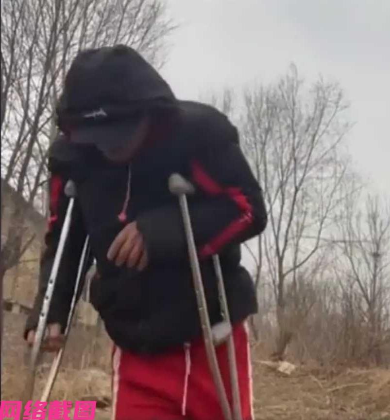 河北保定某中年男子，在自己已经有四年的脑梗而带来的半身不遂中，此刻看男子没有选择