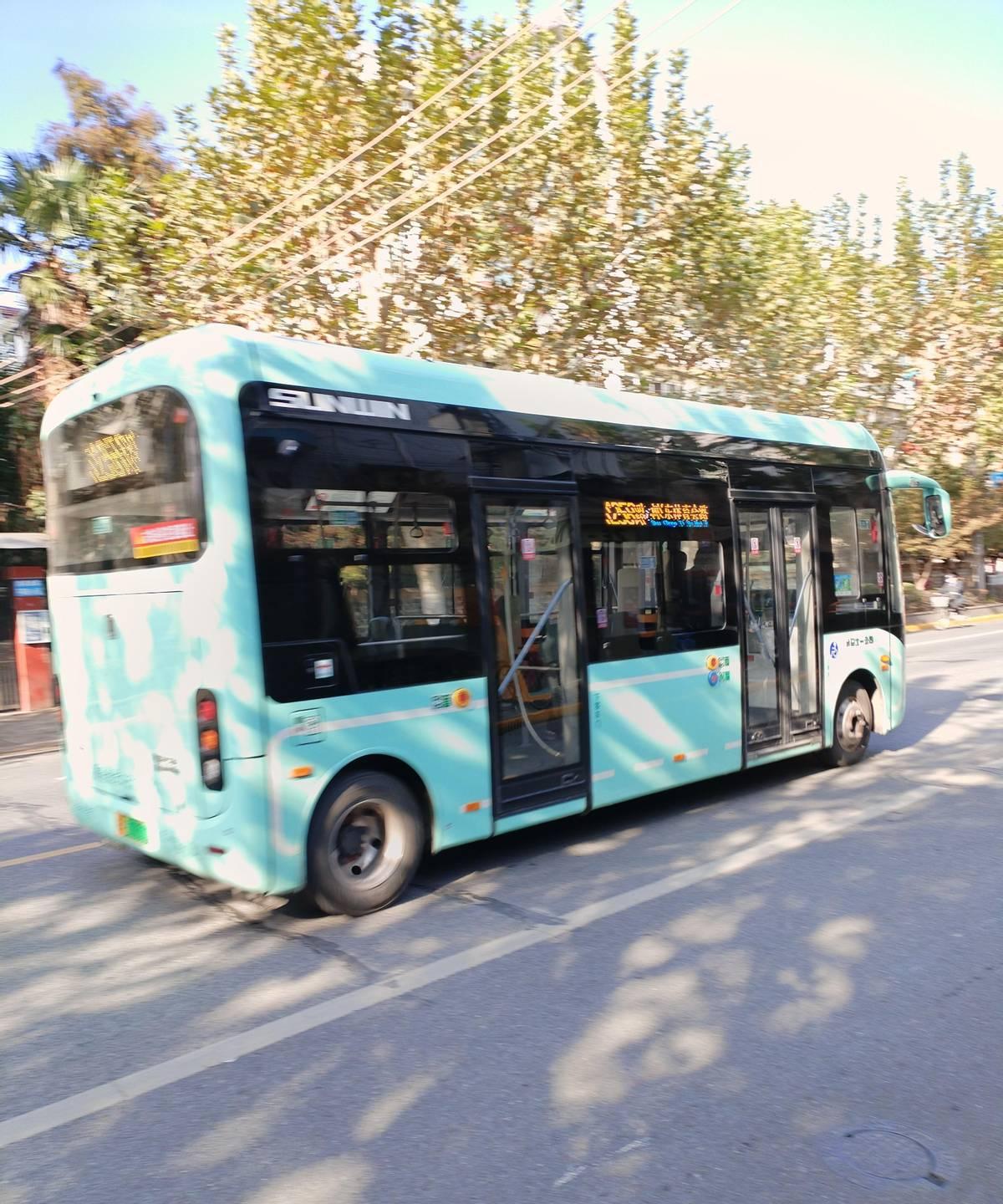 上海134路公交突然换成小一号的迷你车，座位少了十几把，站道窄得连大爷的买菜车都