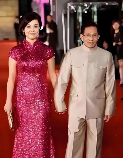 2001年某晚，香港知名武术指导刘家良因思念妻子，决定偷偷回家给她一个惊喜，没想