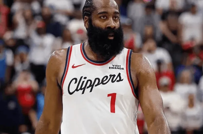 快船与哈登均正在积极努力，在交易截止日前完成哈登的换队交易。随后，Shams在