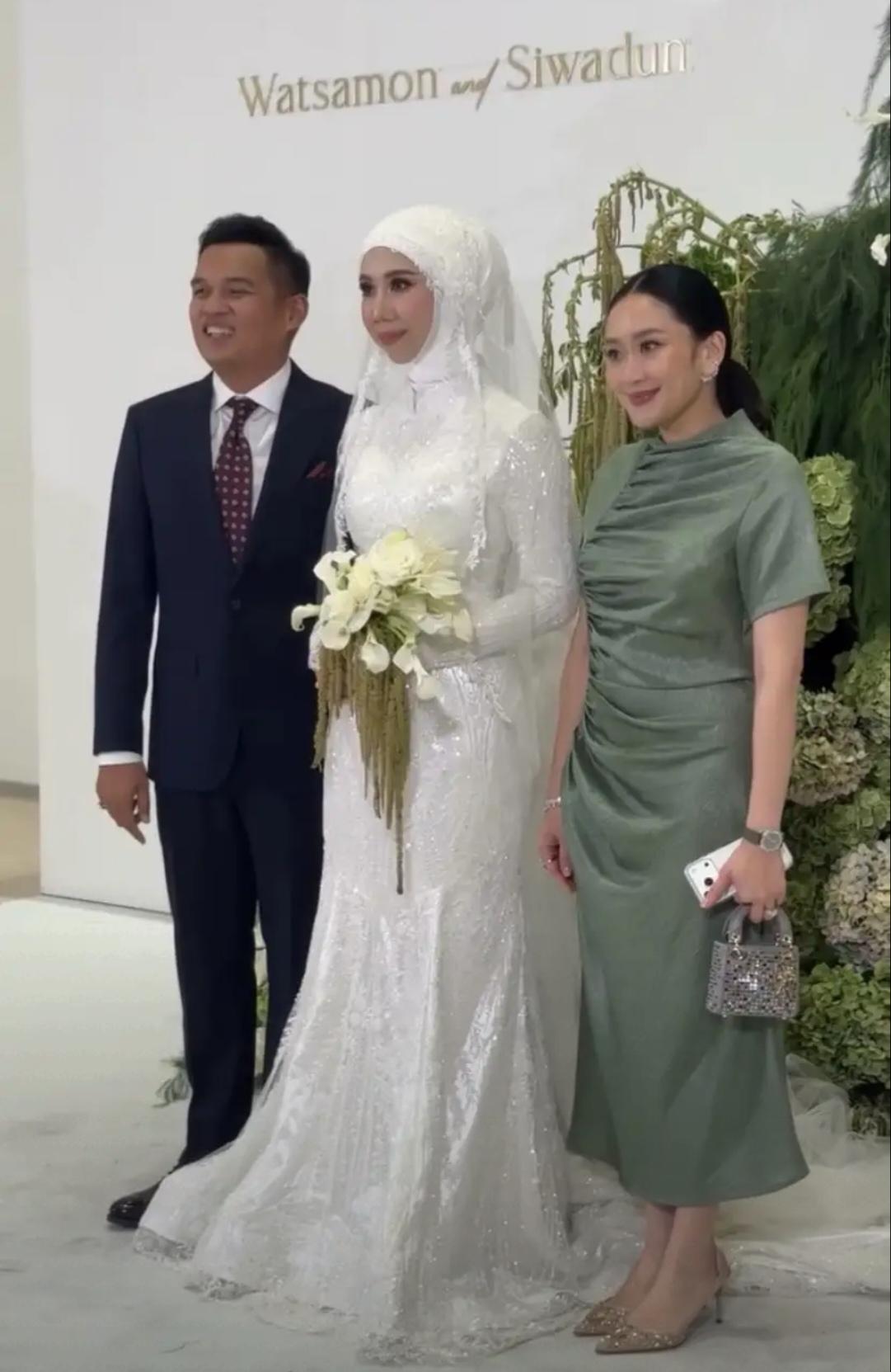 佩通坦于9月27日下午参加了朋友婚礼：她够忙碌的，上午在为泰党总部开会发言，为补