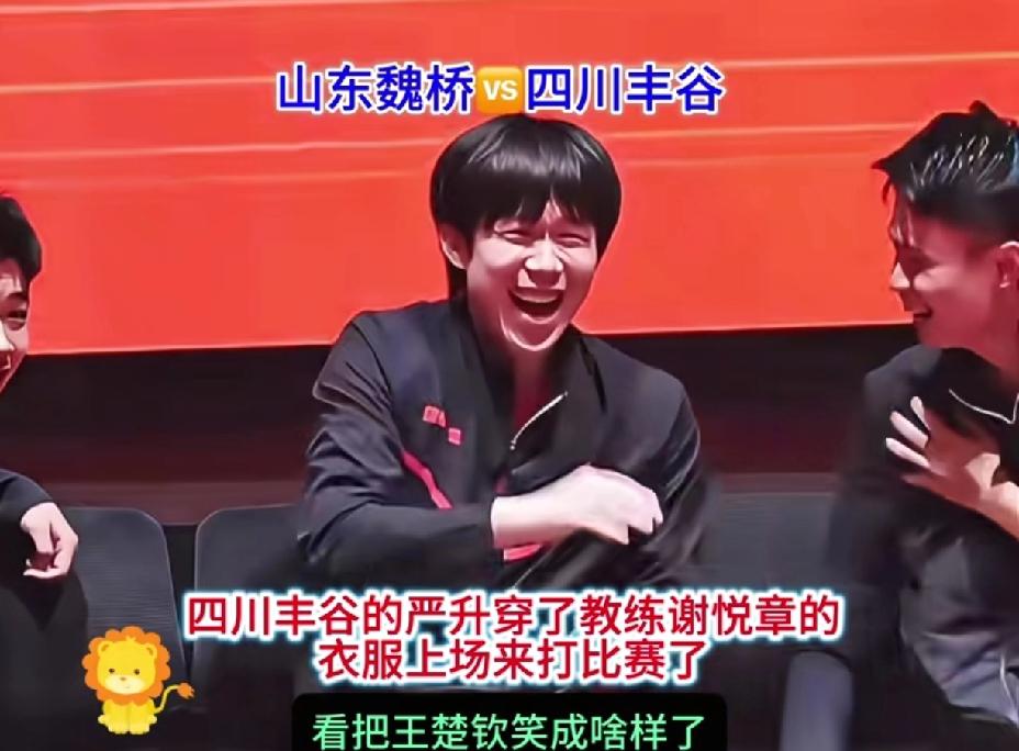 看热闹不嫌事大的出勤老师，笑得“褶子”都出来了，跟小媳妇准备“骂街”前的动作