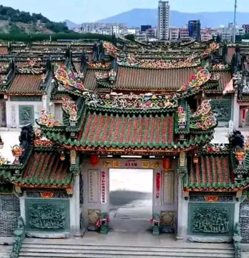 英之园可能很多人对它有误解，首先它的主人陈英彪也算是赫赫有名的人物和大慈善家，按