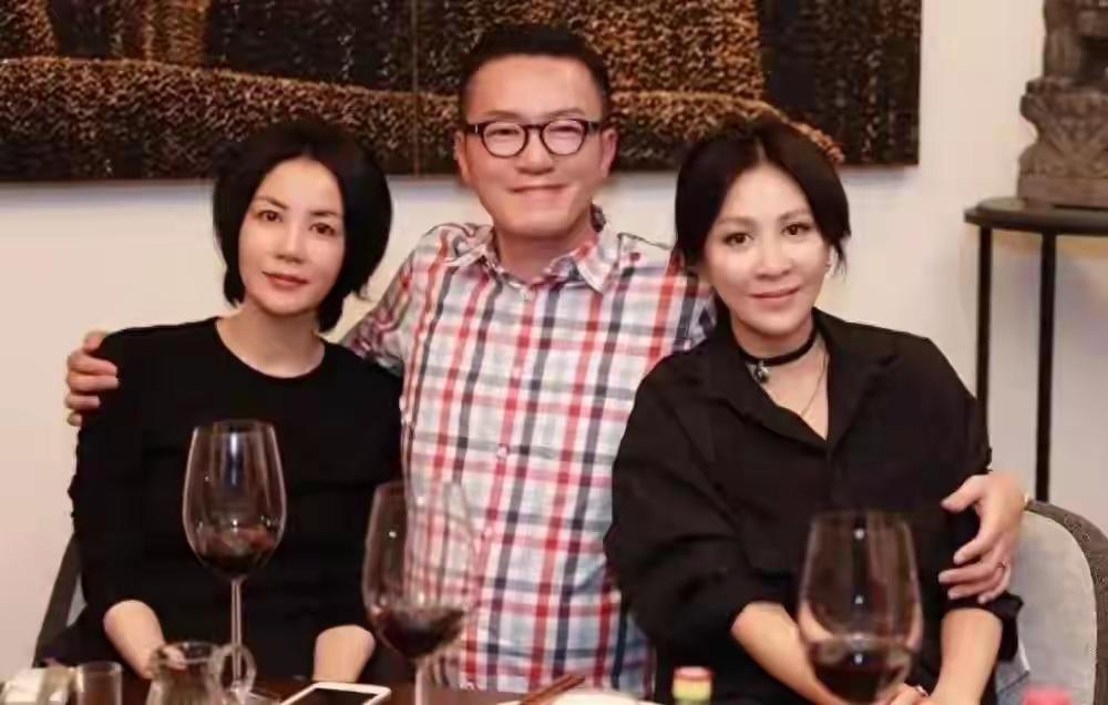 王菲和刘嘉玲元宵节同框，这美颜没少开啊，最后两人更像姐妹了。原来，闺蜜的终点就是