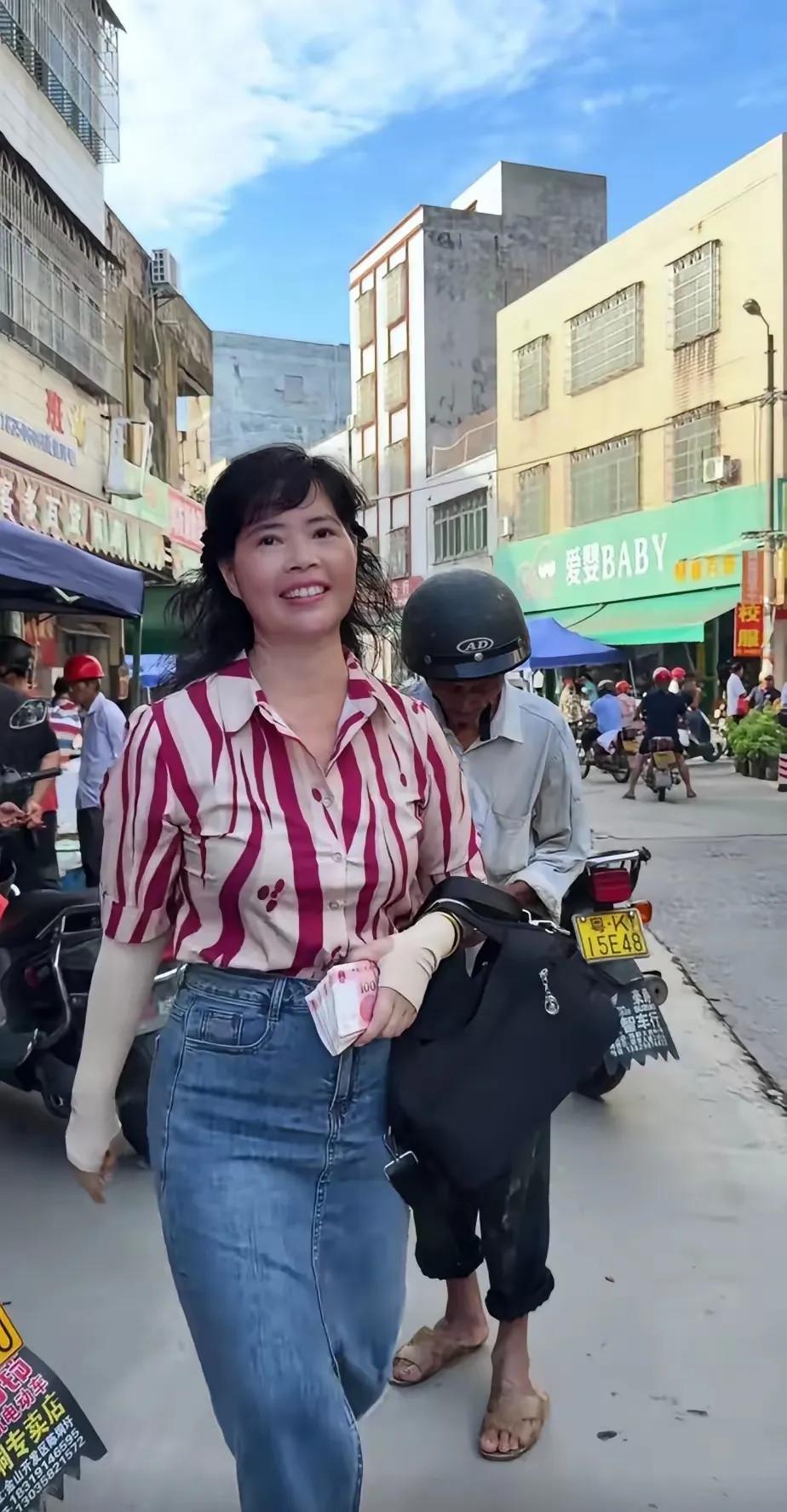 视频里一个真正做慈善的人，拿着一摞的钱。直接发到生活拮据的人手中。从视频里出