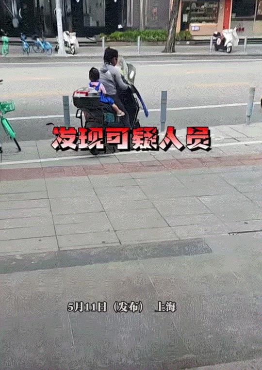 男子将自己没拔钥匙的电动车停在停车位上，期间一女子就带着一个小孩坐在车上，不远处