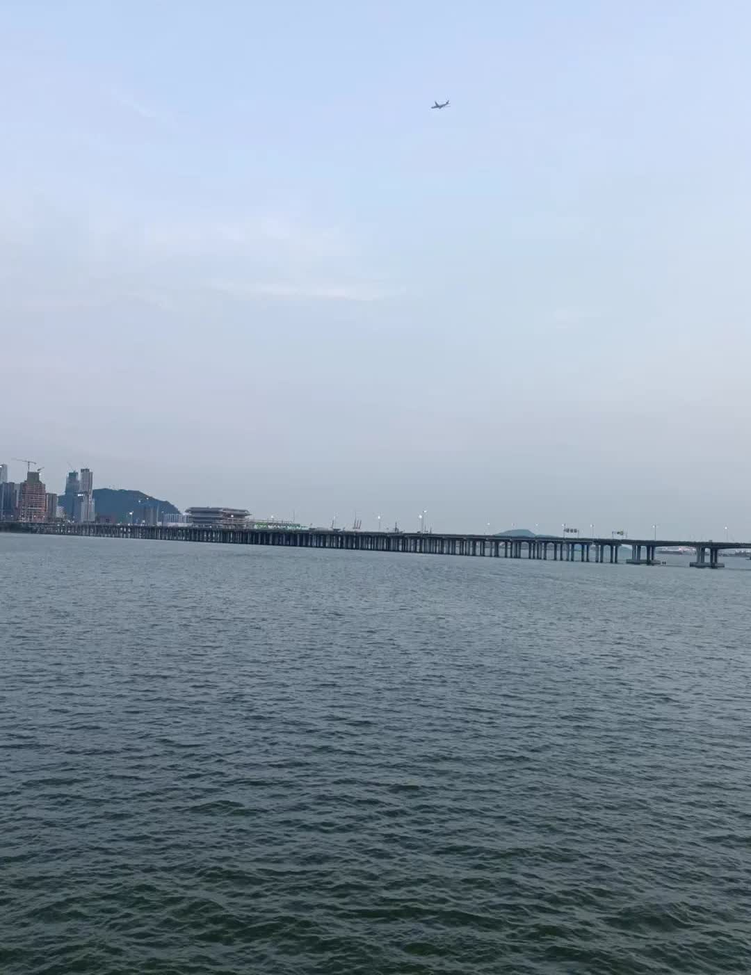 晚上20:06，我在宝安欢乐港湾见了一个女子，她是广东茂名人。今天我休息，17: