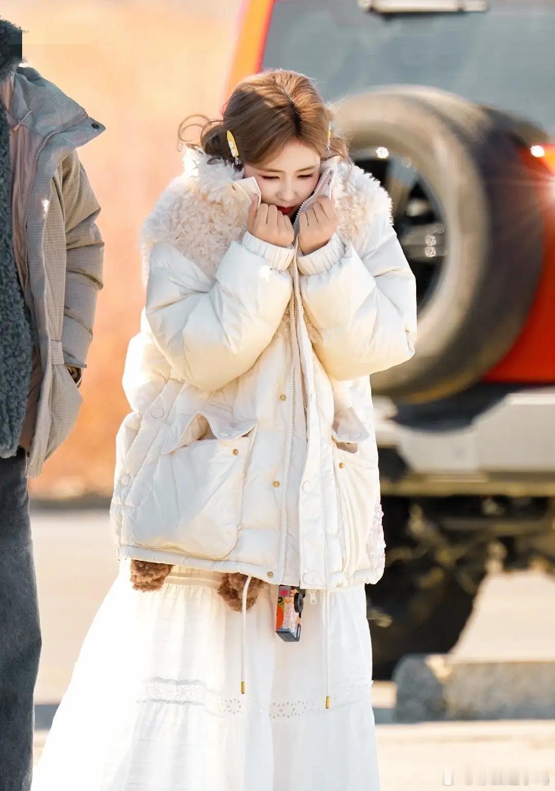 跑男片场，白鹿一袭白衣白裙轻盈亮相，新染的发色衬得她肌肤胜雪，眉眼弯弯间满是灵动