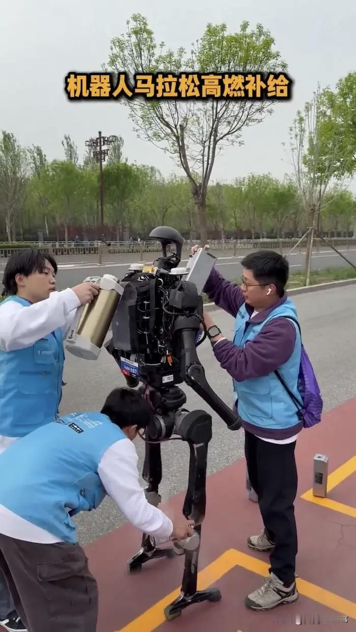 今年北京亦庄马拉松机器人运动会扒开了某些机器人公司的底裤，比如不会拐弯直接撞墙，