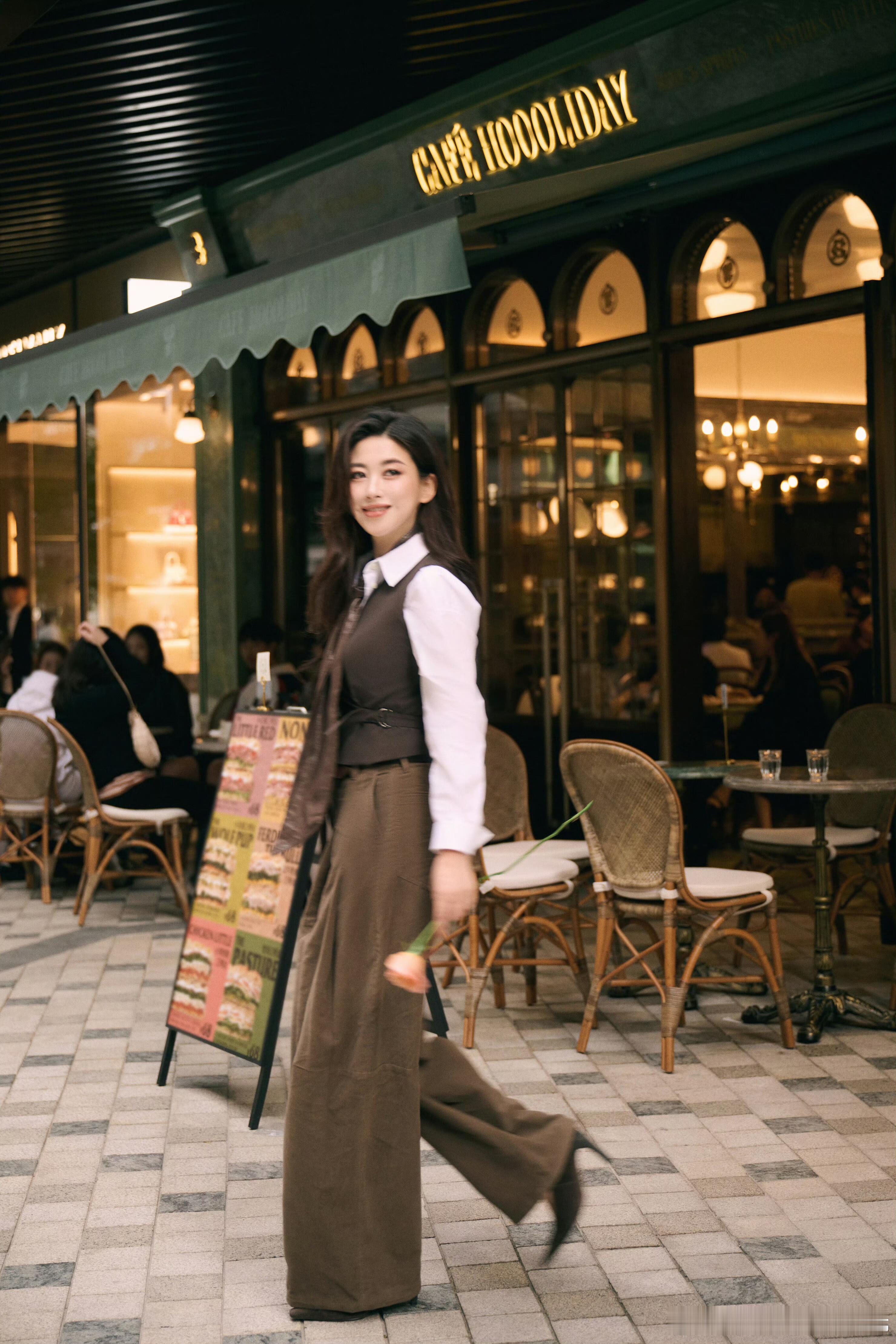 朱珠的贵气感穿搭夯爆内娱朱珠的侧颜确实很曼妙朱珠把熟龄女性的贵气与优雅演绎到了极