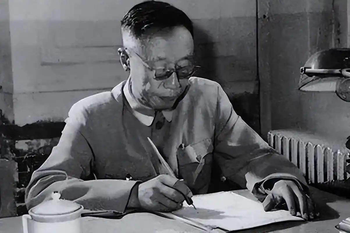 1964年大年初一，中南海的一场座谈会上，气氛原本轻松愉快，毛主席正和章士钊闲聊