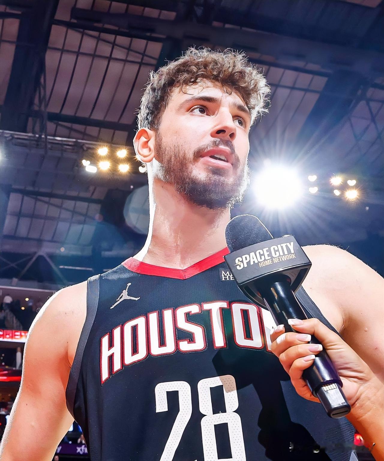 现在全网最失望的人，估计就是申京了。不是火箭输球，也不是自己的表现不好，而