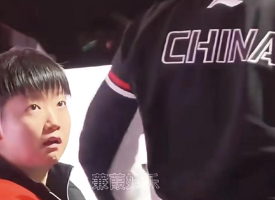 话痨莎是一分钟都不能没人陪啊。莎莎正和曼昱和蒯曼聊的火热，他俩突然起身说要去准