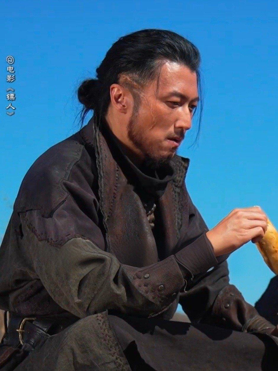 锋劈了京呆了时隔20年，谢霆锋再现一字马名场面！高难度劈叉转身行云流水，直接