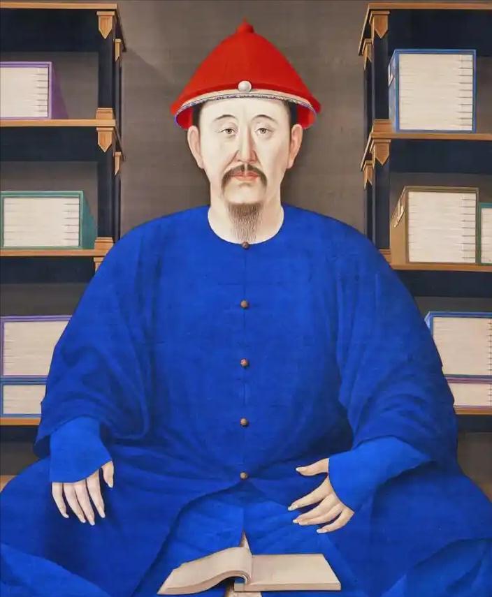 圆明园花团锦簇，康熙闲坐花下，赏花饮酒，身边是他最放心的儿子老四胤禛。酒过三巡，