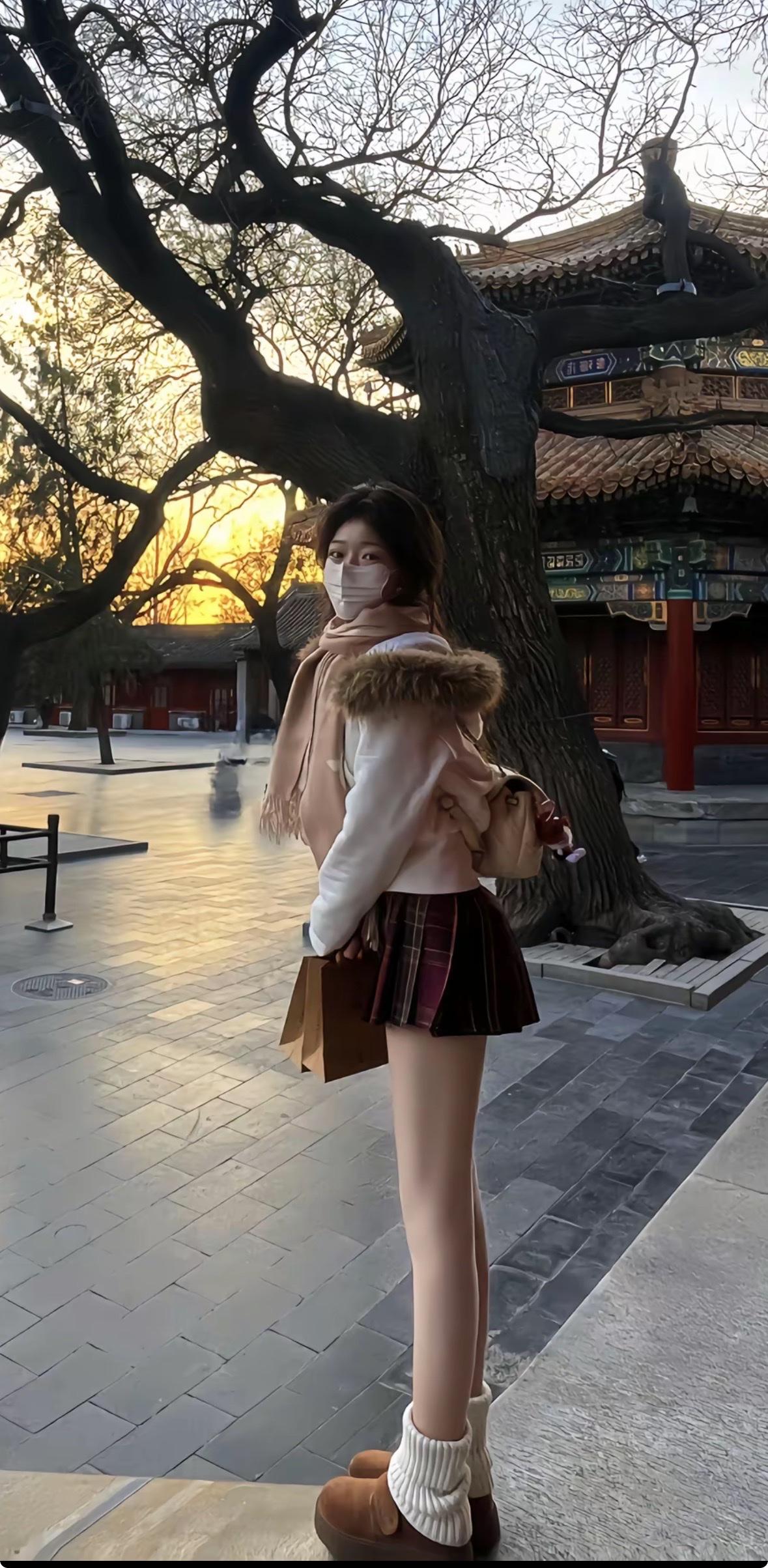 秋日暖阳下，古风庭院中，少女倚树思远。