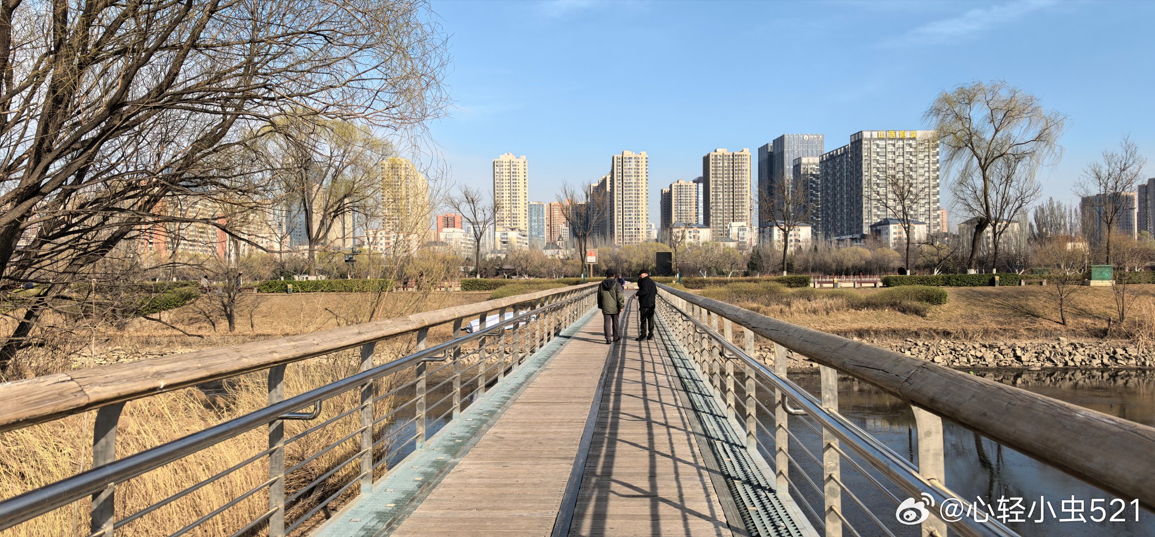 此刻，迎着阳光慢慢走太原汾河公园汾河小镇段