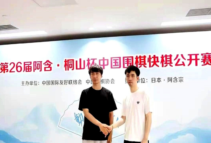 今天上午野狐平台直播目前的国内围棋新锐屠晓宇在冲击世界最强棋士战的冠军，但是这个
