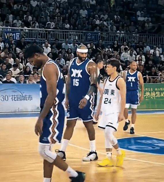 考辛斯：听说你们缺中锋，你看我行不？徐杰：不好意思，我就是中锋！广东队热身赛