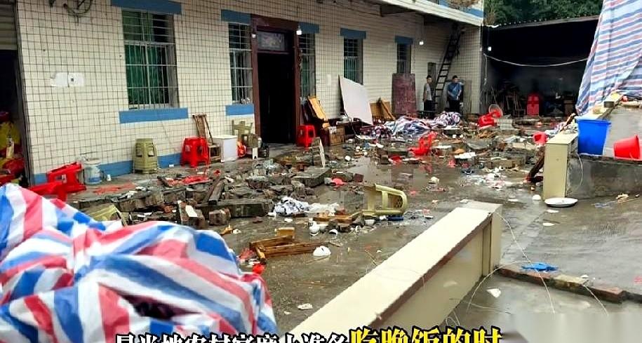 20桌酒席，人挨着人坐得满满当当，筷子都还没发下去，头顶那张几家人一起帮忙才拉起