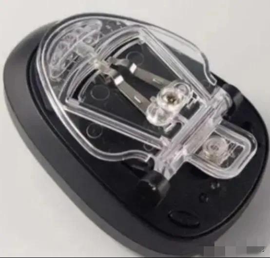 万能充的诞生，绝非只是一款普通数码小配件那么简单，在功能机鼎盛的年代，它横空出世