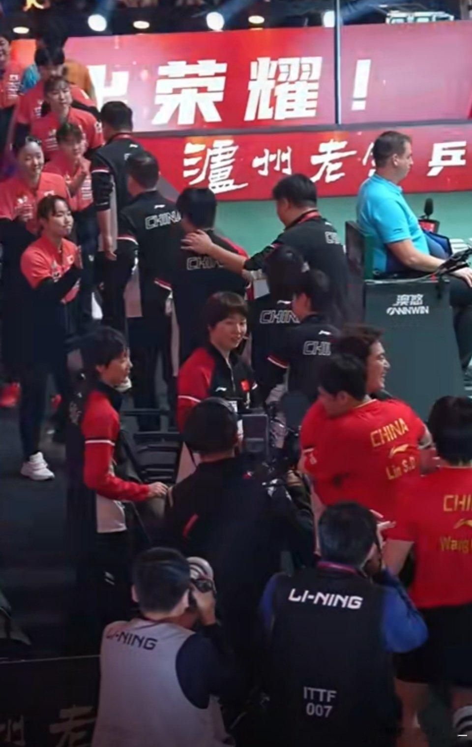 梁靖崑林诗栋欠的拥抱补上了林诗栋梁靖崑久违的拥抱，之前都是直接抱王楚钦