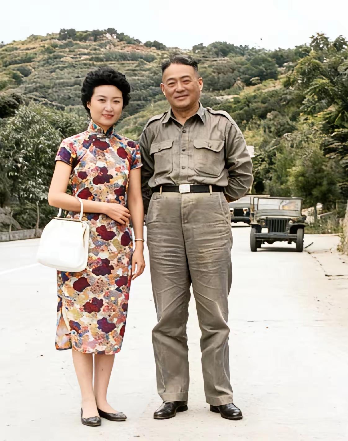 下图中的女子是庾澄庆的母亲张正芬，她也是伊能静的前婆婆。从照片看过去，她明眸皓齿