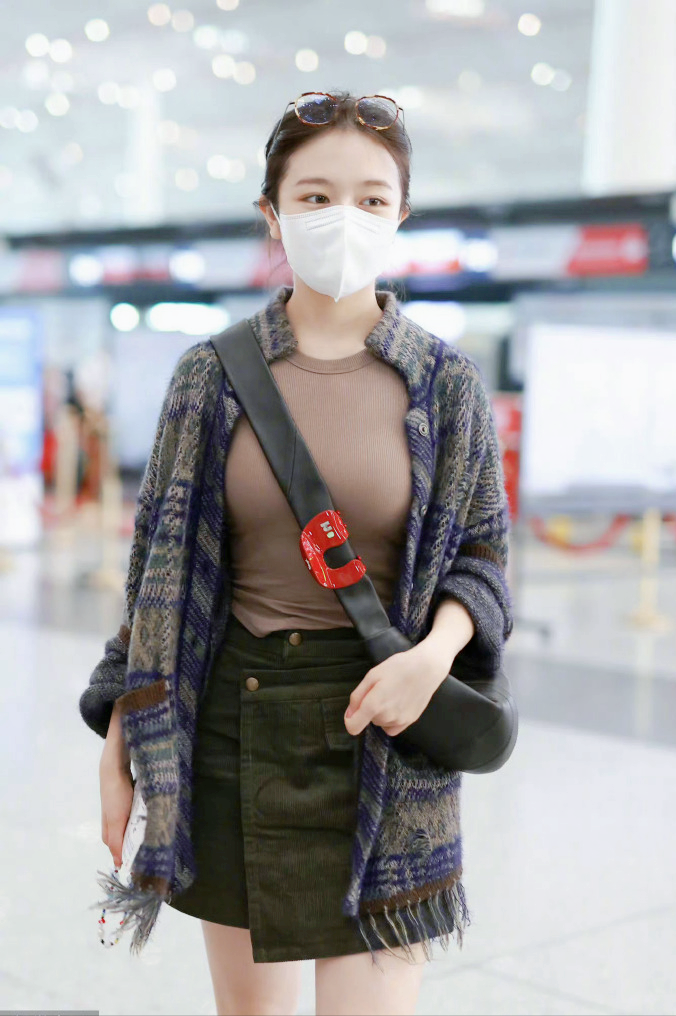 机场偶遇李兰迪，李兰迪这身材实打实的亮眼，根本不用刻意去穿搭，这种自然的美谁不爱。最近一直在回味她与