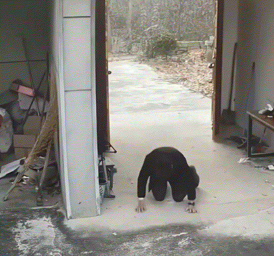 破防了！江苏徐州，80后男子回乡下老家看望养老院病重的母亲，背着行李离开时，却突